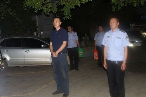 禄劝公安局党委亲切慰问中秋节值班民警职工2