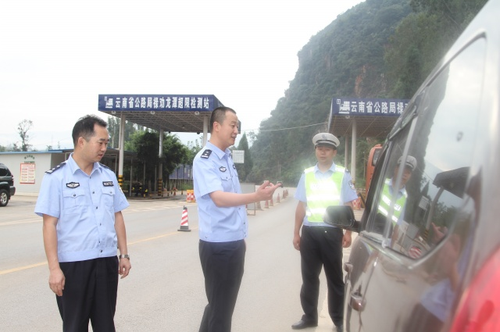 昌宏副县长督导检查国庆期间全县道路交通安全管理工作1