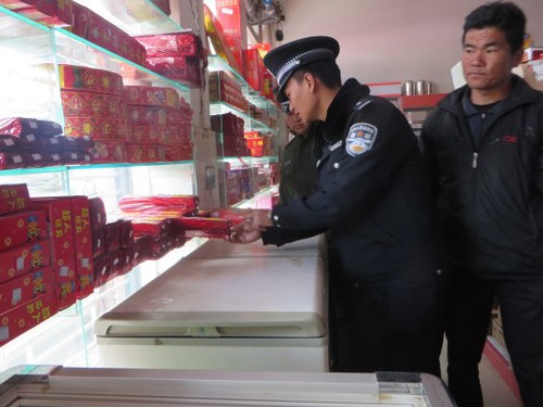 禄劝县团街派出所对烟花爆竹销售安全管理工作开展突击检查