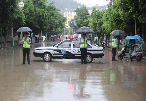 交警大队冒雨做好城区积水路面道路疏堵保通2