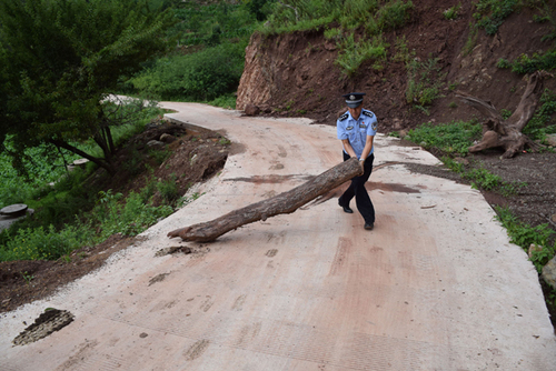 皎平渡派出所排除道路隐患