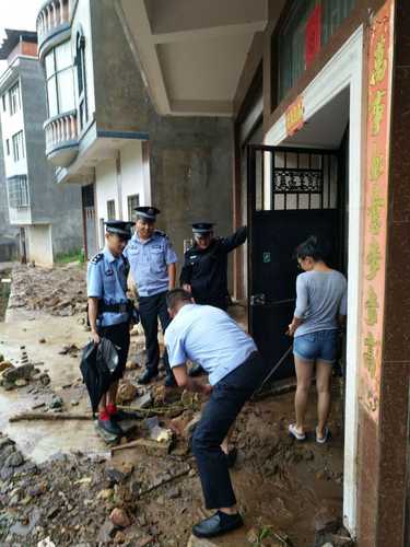 秀屏所清理马家庄路障3